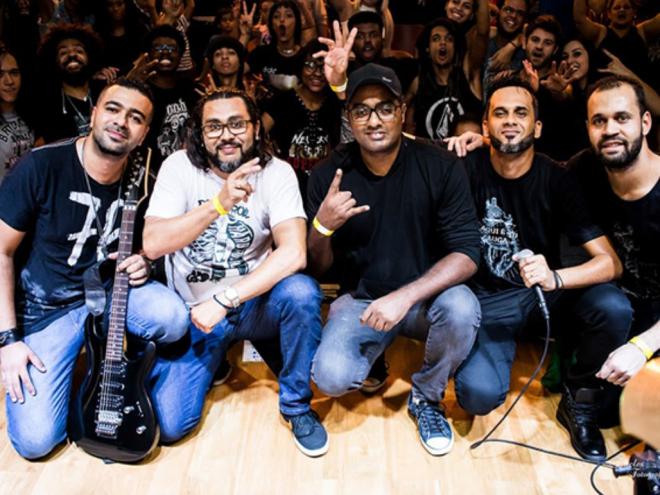 Os músicos da LIV chamam o público para uma grande festa