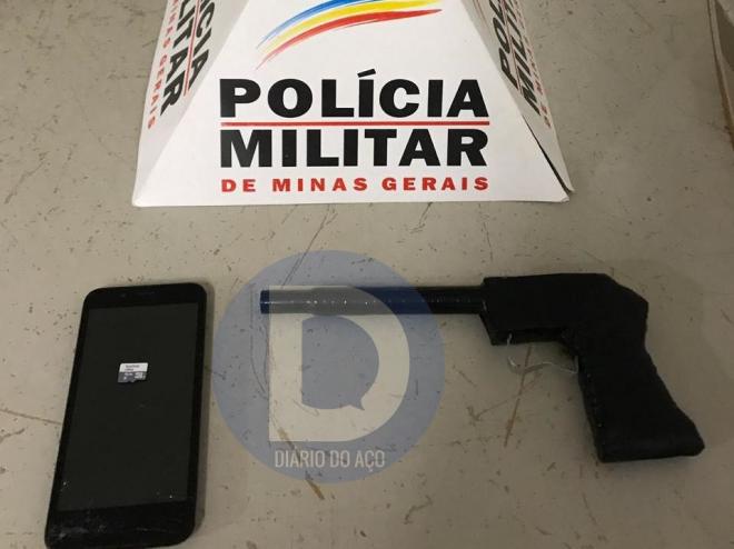 Uma réplica de arma foi apreendida e o celular roubado