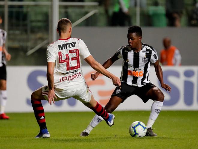 Cazares deixou dois rubro-negros no chão antes de marcar o primeiro do Galo