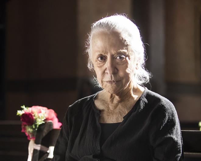 Dulce (Fernanda Montenegro) é a matriarca dos Ramirez. A avó de Maria faz tudo para defender sua família