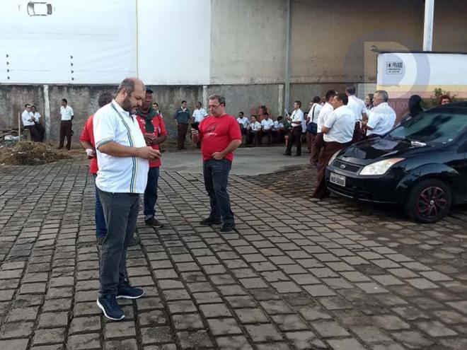 Reunião de motoristas e cobradores de ônibus urbanos em Ipatinga; no começo da manhã nenhum ônibus saiu da garagem da Saritur, no bairro Iguaçu