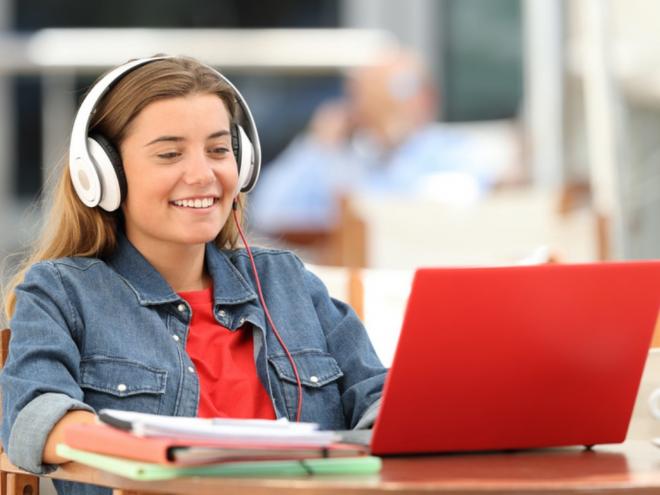 Através de alguns podcasts encontrados na plataforma, é possível aprender e se aperfeiçoar no inglês básico, intermediário ou avançado