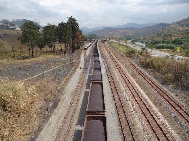 O trem circula nas imediações da cava da mina Gongo Soco, onde foram identificadas movimentações no talude Norte da estrutura
