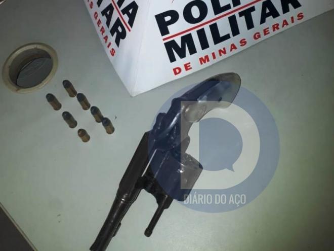O revólver e a munição foram apreendidos no quarto do jovem denunciado