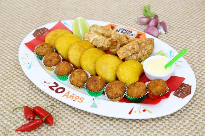 Bar Galpão: Isperimenta sô, ta baopadaná. Bolinho de mexidão com carne de lata, pastel de angu com recheio de carne com jiló, pele de bacon torrada e creme de milho verde. Endereço: Av. José Fabricio Gomes (esquina com rua Argel) – Bethânia