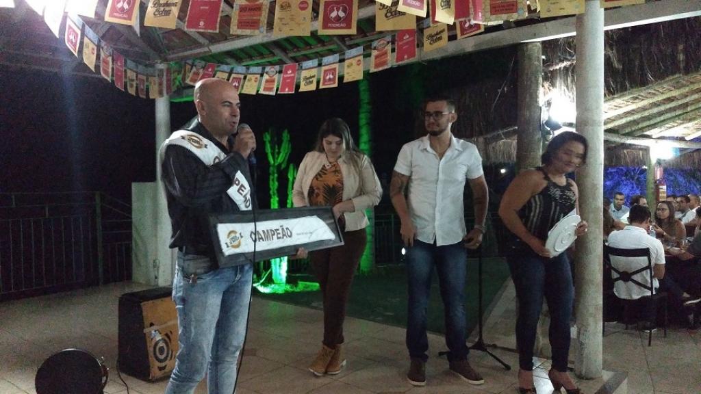 O proprietário do bar Galpão, José Wilson, comemora o sexto prêmio do Comida di Buteco 