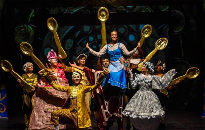 No palco, personagens encantadores divertem e surpreendem