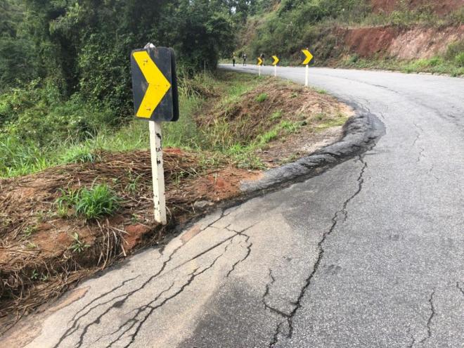 Trechos do asfalto da MG-320 apresentam desgastes, com erosões e trincas