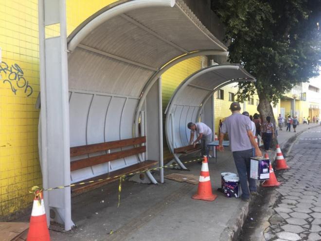 Serviço consiste em limpeza, pintura e em alguns pontos troca dos assentos de madeira que estão danificados