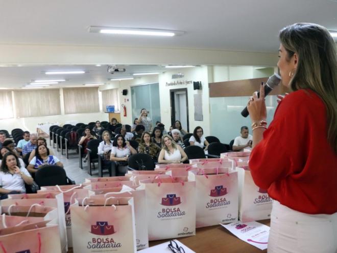 A primeira-dama de Ipatinga, Aline Franco, realizou no auditório da Aciapi a entrega simbólica das bolsas para as entidades beneficiadas