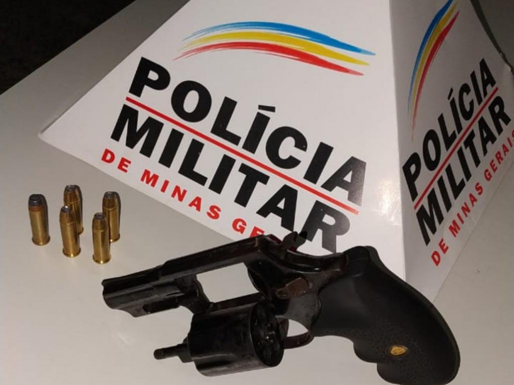 Homem estava com um revólver calibre 38 e cinco cartuchos intactos
