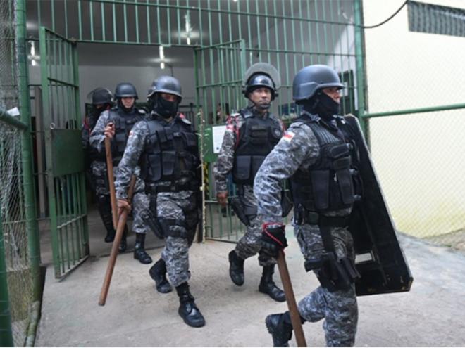 Tropas entram em presídio, em Manaus.