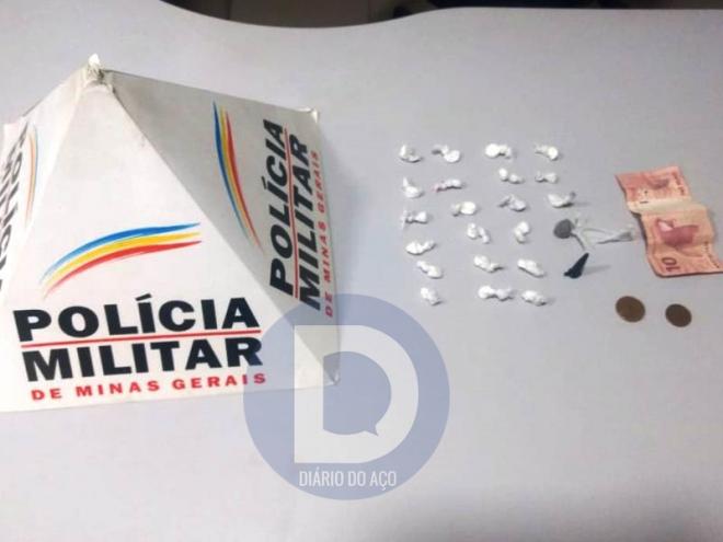 As porções de cocaína apreendidas com o garupa da moto