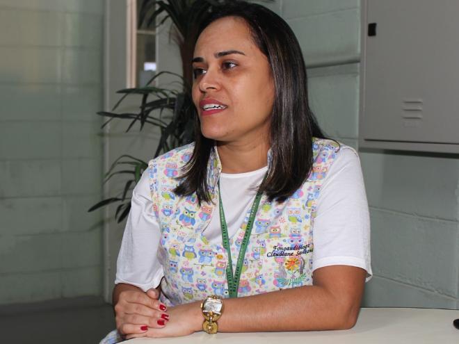 A fonoaudióloga Claudiane Santana destaca importância de levar a criança a um profissional 