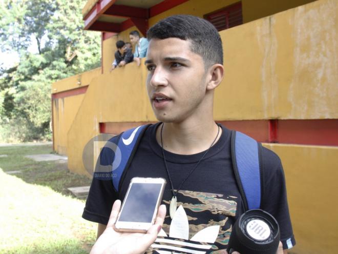 ''Eu me empenho nesse sonho, treino direitinho. Quero seguir no futebol de campo'', diz Pedro Henrique