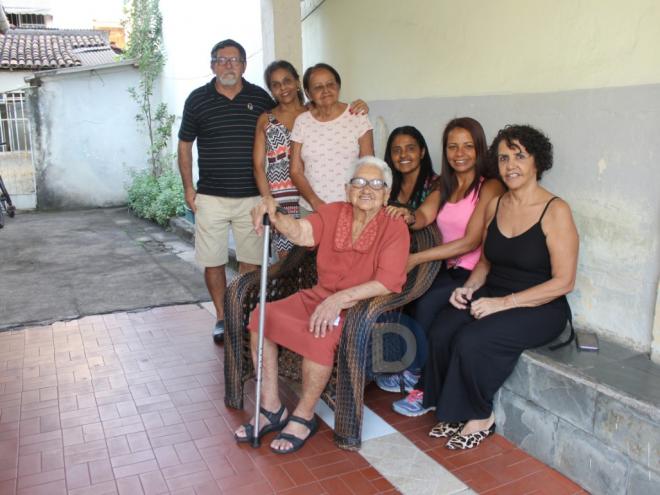 Ao lado de parte da família, Isabel (sentada), celebra a vida e almeja viver muitos anos