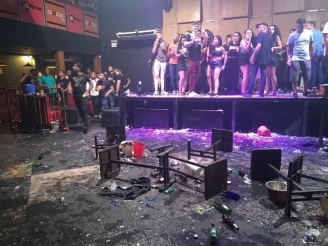 Com quebradeira, um grupo tentou se abrigar no palco da boate, para escapar da pancadaria