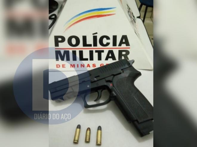 A réplica de arma de fogo e munição de calibre 32 foram apreendidas pela Polícia Militar