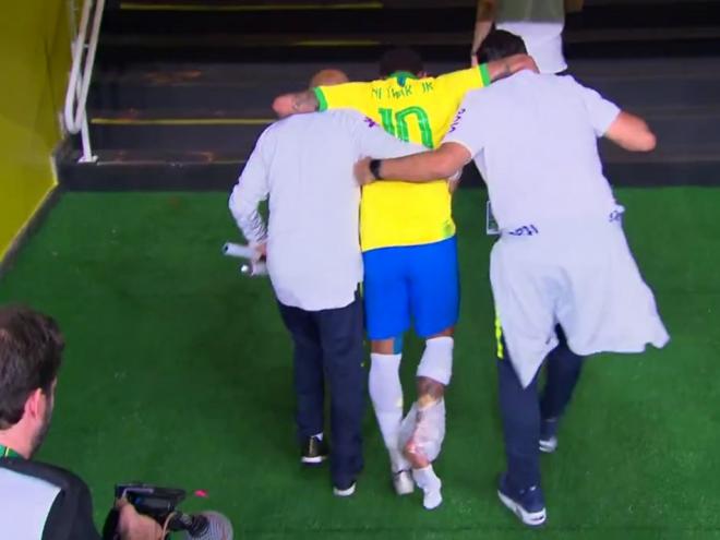 Neymar deixou o amistoso contra o Catar de muletas (Foto: Reprodução de vídeo)