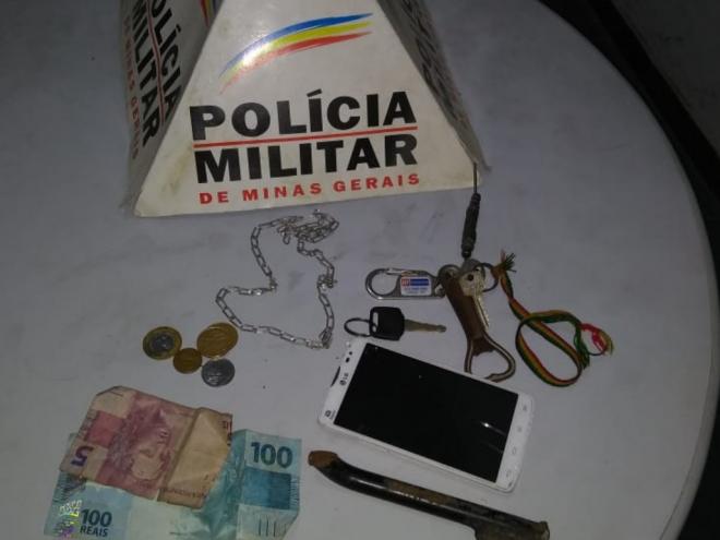Foram apreendidos dinheiro, relógio, um celular e um objeto de ferro que foi utilizado para ameaçar o frentista do posto de combustível