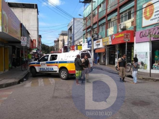 Os policiais militares fecharam um quarteirão da rua Diamantina para fiscalizar as lojas suspeitas
