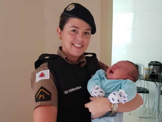 A soldado Fernanda, com o pequeno Gustavo Fernandes, de apenas 35 dias, que ajudou a salvar 
