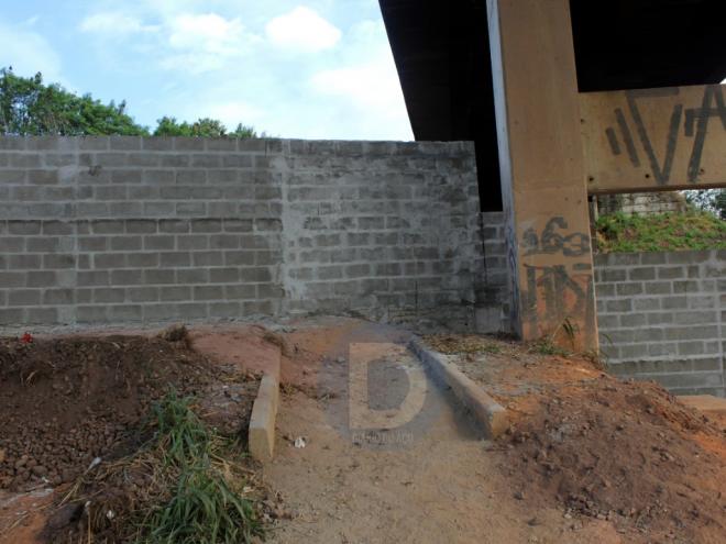 A Vale informou que a construção do muro tem como intuito evitar acidentes sobre a Estrada de Ferro Vitória a Minas