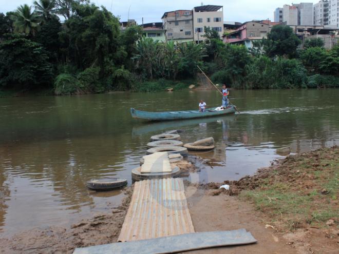 Uma das alternativas dos moradores de Nova Esperança é utilizar um bote para ir até Coronel Fabriciano 