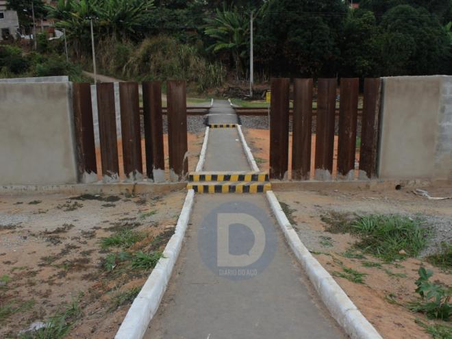 Uma passagem foi construída pela Vale para os moradores terem acesso ao bairro Alegre