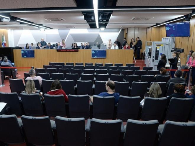 Deputados fizeram diversos questionamentos à direção da Cemig, na segunda reunião do Assembleia Fiscaliza - Foto: Guilherme Dardanhan