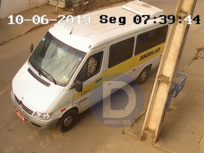 A van com o motorista e a vítima foi filmada por câmeras de segurança