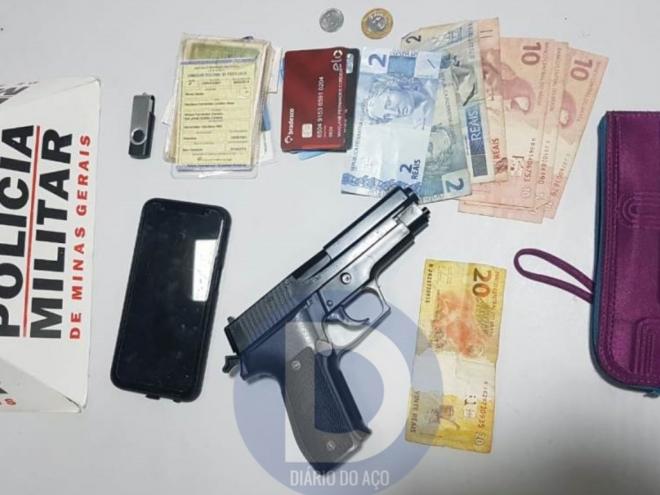 Material roubado da vítima recuperado pela PM, além da réplica de pistola semiautomática