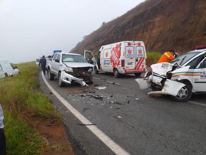 Meriva da PM invadiu a contramão e atingiu picape Hilux, que levava como passageiro o prefeito de Córrego Novo 