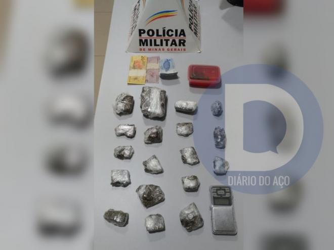 Os 18 tabletes de maconha e uma porção menor da droga apreendidos com o jovem preso pela PM