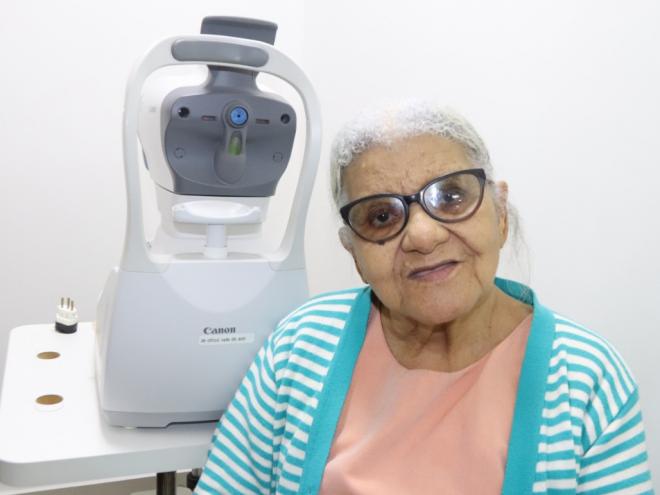 Dona Isaura Ferreira Coelho, de 91 anos, moradora do Vila Celeste, é outra paciente contemplada pelo convênio público, e realiza tratamento de glaucoma