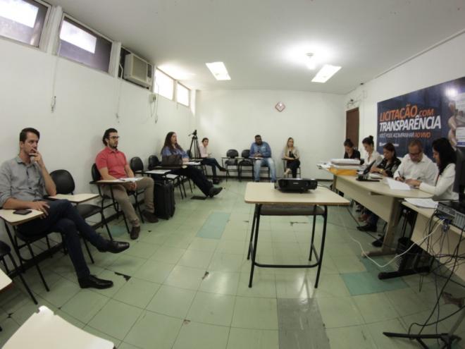 Quatro empresas apresentaram propostas e, após a análise de documentação, elas foram habilitadas para continuar na disputa