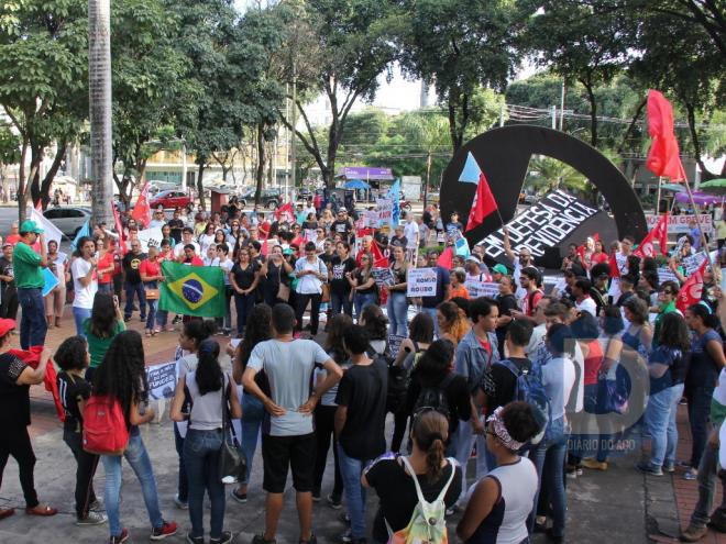 A manifestação contou com a presença de trabalhadores e alunos, que protestaram contra a reforma da Previdência e cortes na Educação