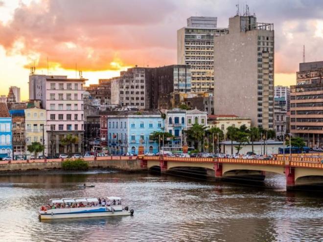 Passeio passa por três ilhas do Centro do Recife (Santo Antonio, Recife Antigo e Boa Vista) e chega perto da Praça do Marco Zero, do Parque de Esculturas de Francisco Brennand e de outros pontos turísticos da capital (Foto: Divulgação Setur)