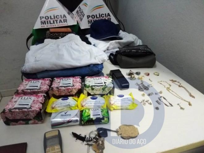Os objetos furtados na casa da vítima que foram encontrados pela PM