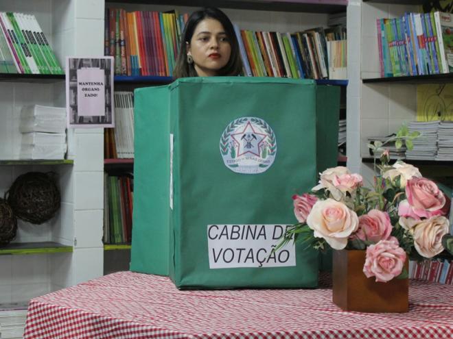 Jacqueline Gomes, mãe da aluna Lara Gomes, de 12 anos, fez questão de votar