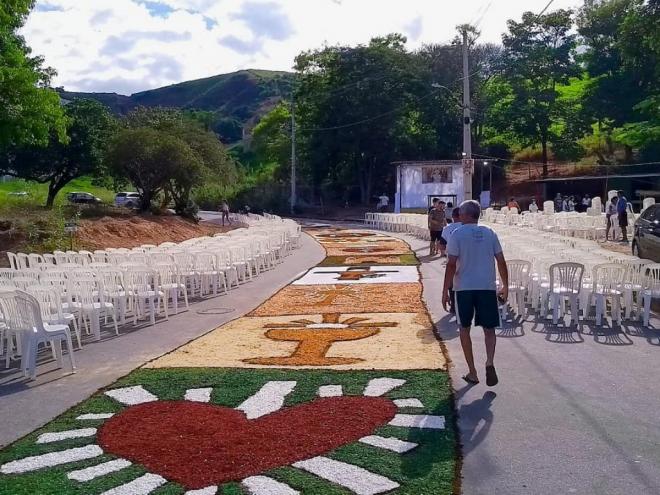 Tapetes com, aproximadamente, 60 metros foram confeccionados pelas ruas do bairro Jardim Santa Clara, em Ipatinga