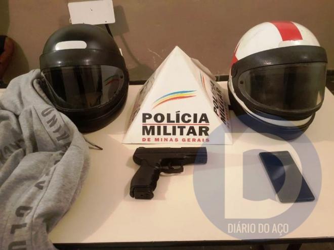 A réplica de pistola usada no crime, os capacetes e uma blusa usados pelos suspeitos