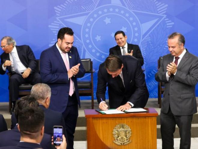 Presidente Jair Bolsonaro e o secretário Especial de Previdência e Trabalho do Ministério da Economia, Rogério Marinho, na solenidade de sanção da Lei de Combate às Fraudes Previdenciárias - Arquivo/Agência Brasil