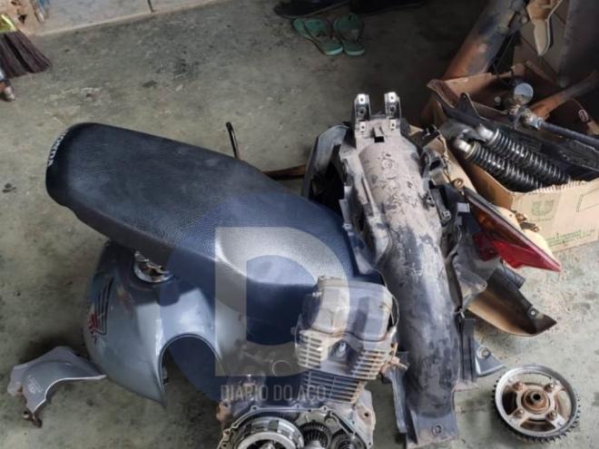 Uma motocicleta, Honda Titan, roubada neste mês estava já totalmente desmontada