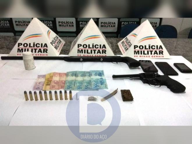 Uma espingarda e um revólver foram apreendidos pelos PMs nos locais monitorados