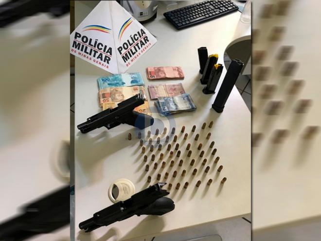 Entre os produtos apreendidos estão duas pistolas com números de série raspados e carregadores extras