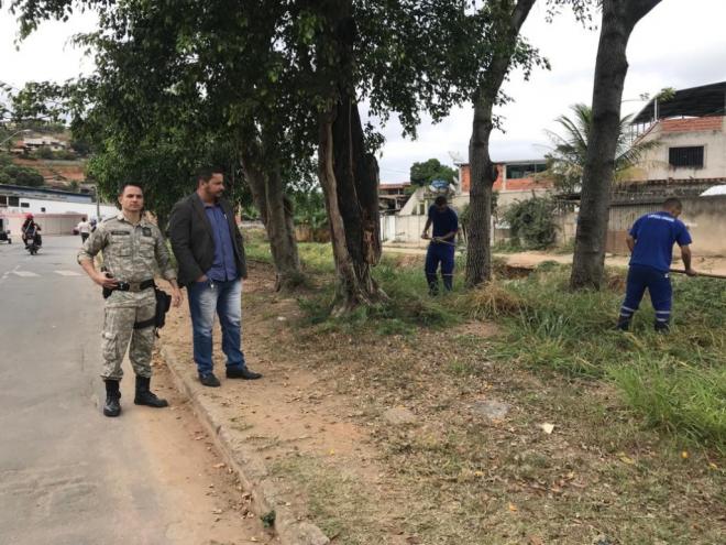 Presos do regime semiaberto atuam no serviço de capina das margens de córregos e limpeza de praças