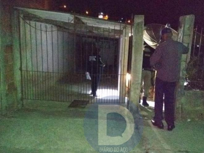 A perícia da Polícia Civil realiza os trabalhos no local do atentado ocorrido no Industrial