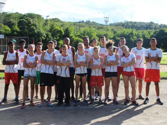 Jovens participam da disputa na Pista de Atletismo da UFJF, em Juiz de Fora 
