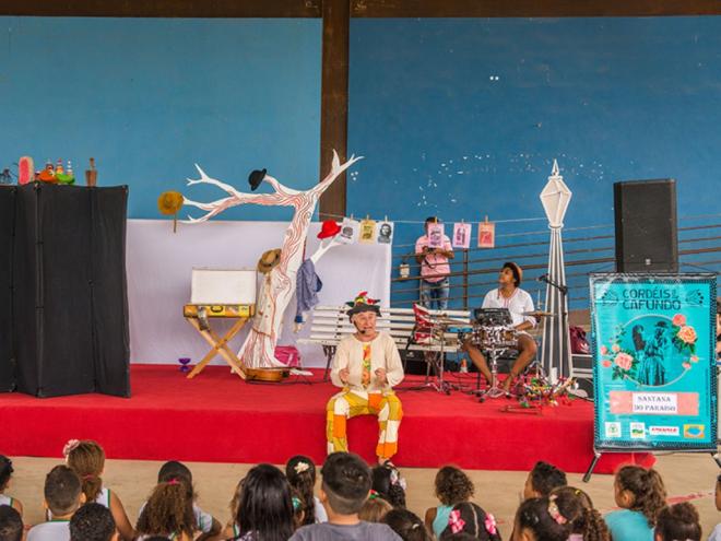 No palco, um caixeiro viajante se surpreende com a cidade grande
